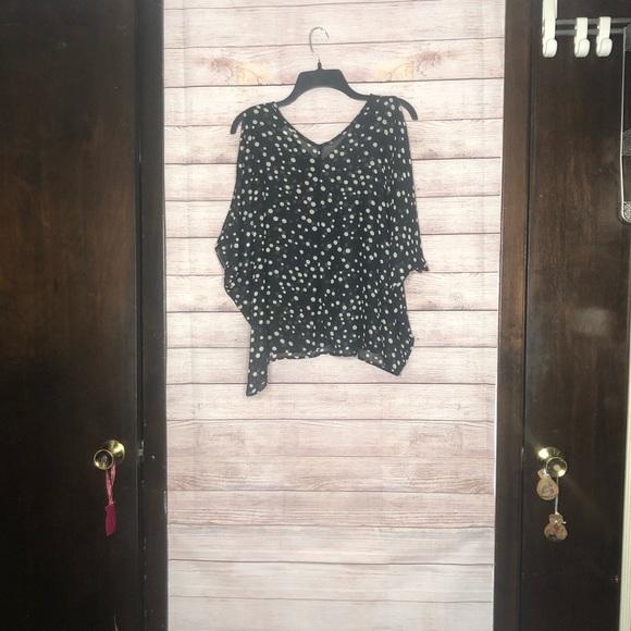 Cold shoulder Polkadot top - Picture 4 of 7